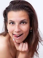 Tais Mersedes strips naked by her mirror into bed